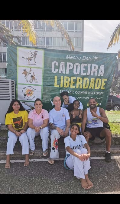 Faixa do Mestre Beto anunciando as aulas de capoeira no Leblon