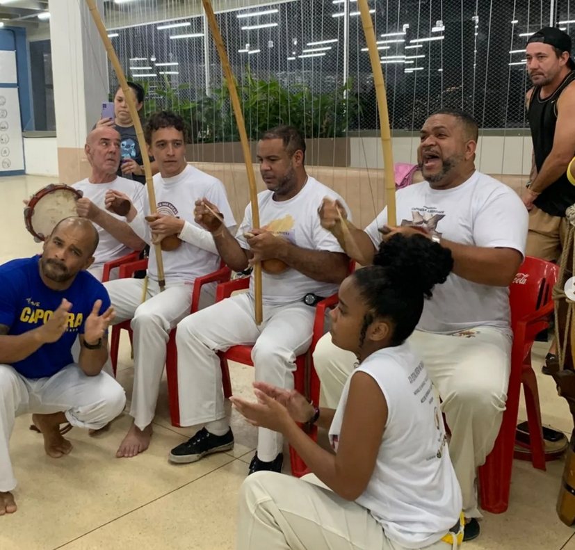 Bateria de capoeira com berimbaus, pandeiro e atabaque