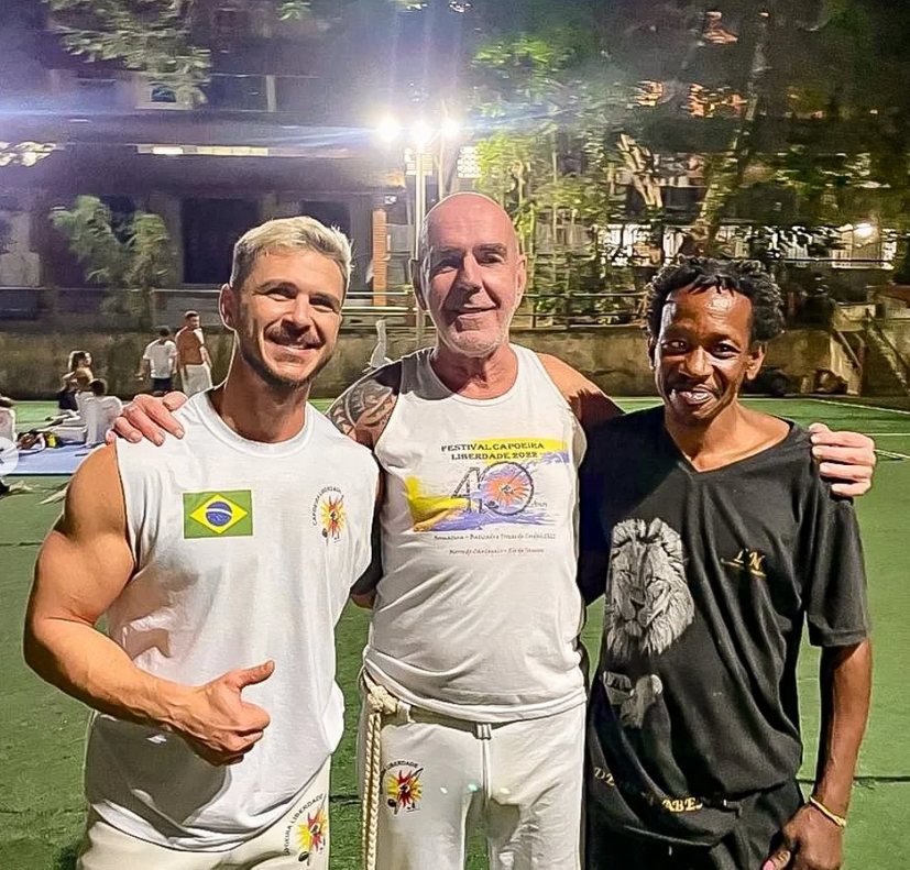 Mestre Beto ao lado de dois alunos depois do treino noturno