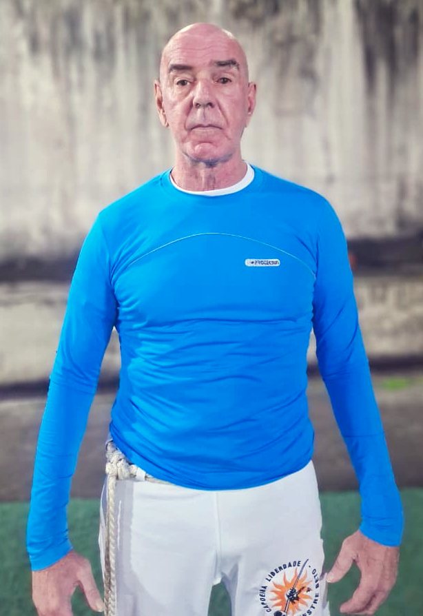 Retrato do Mestre Beto de pé, com a corda amarrada na cintura