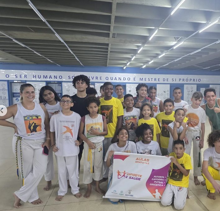 Turma infantil da Capoeira Liberdade reunida depois do treino