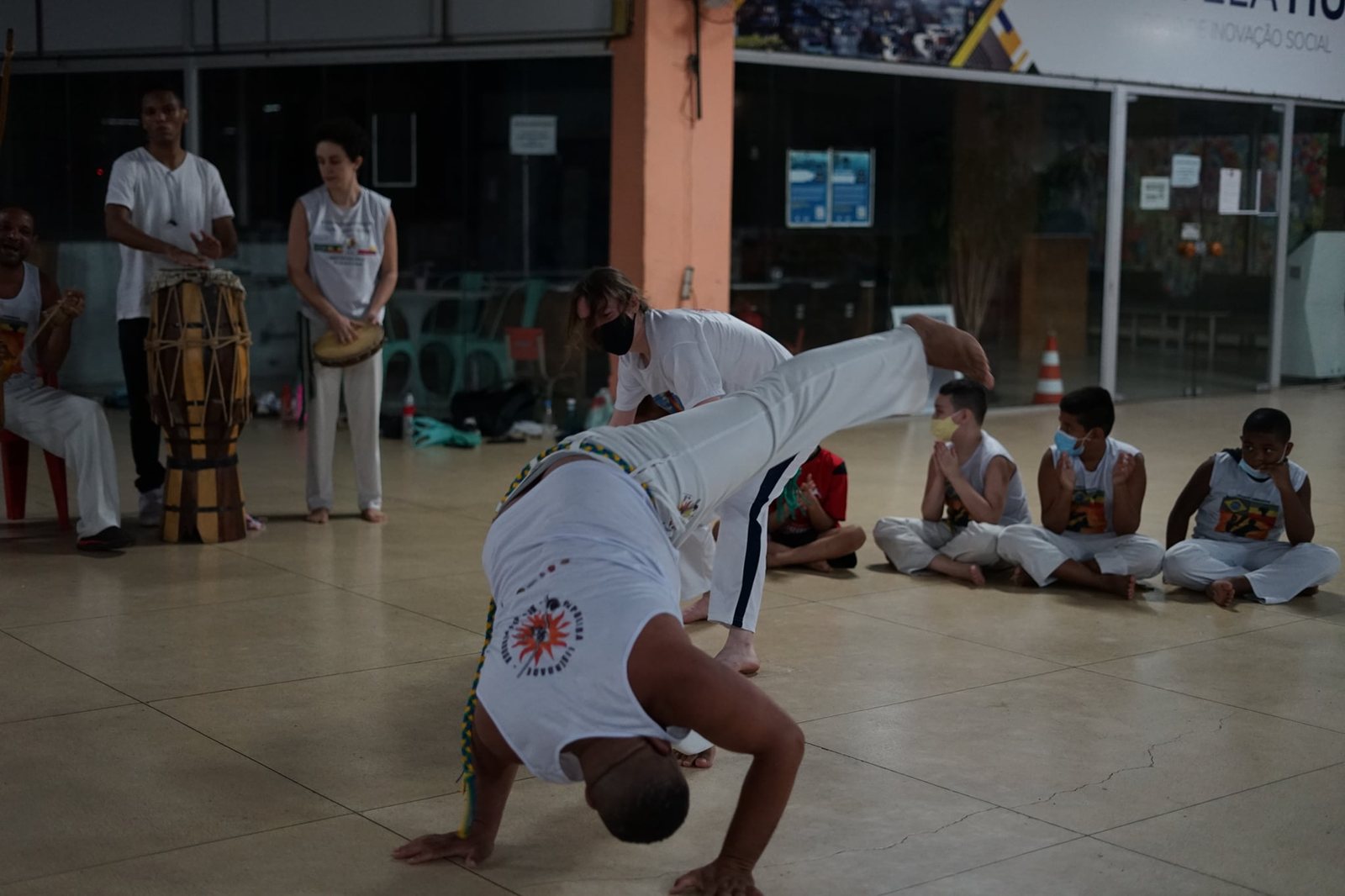 Capoeirista fazendo um movimento invertido durante o jogo