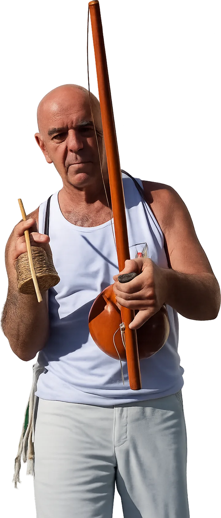 Mestre Beto de pé, segurando o berimbau, a cabaça e o caxixi